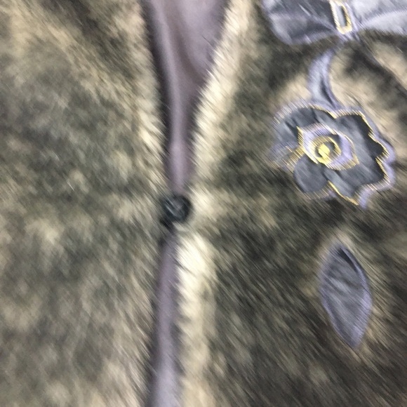 Faux Fur Vest with appliqué - Picture 4 of 7